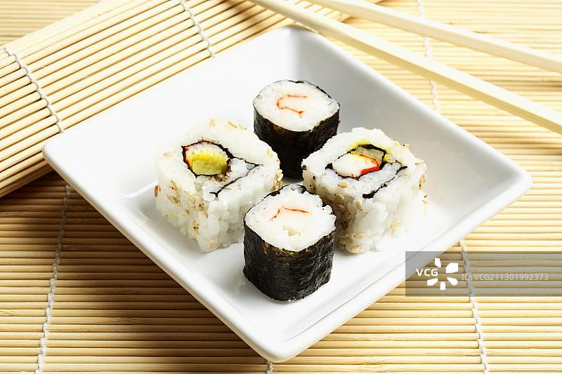 筷子和竹席上的寿司图片素材