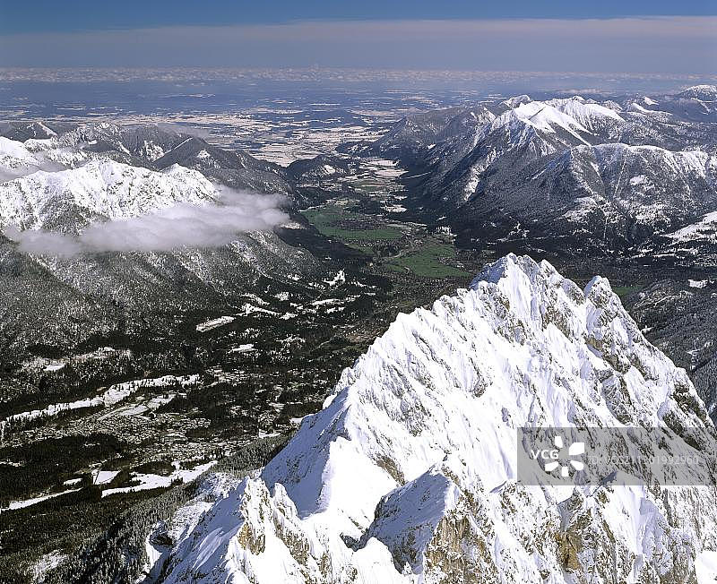德国楚格峰洛伊萨赫山谷云海景观，位于上巴伐利亚韦特施泰因山脉图片素材
