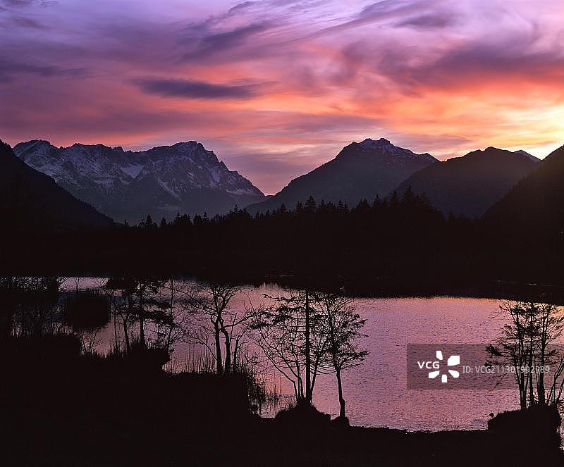 德国巴伐利亚州埃申洛厄附近七泉的傍晚山景图片素材