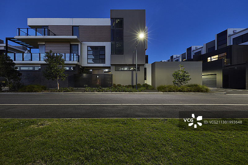 现代联排别墅晨曦图片素材