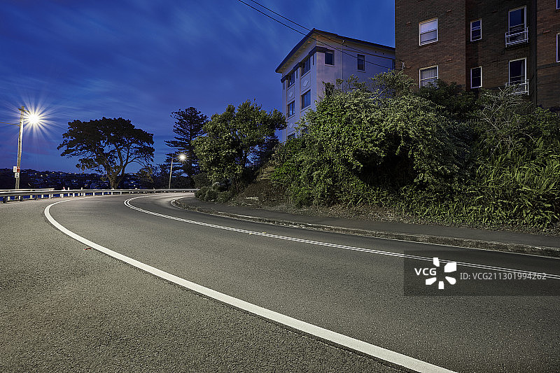 公寓楼旁的道路图片素材