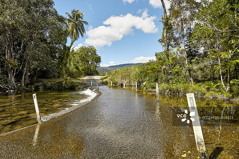 森林沟壑中的水道图片素材