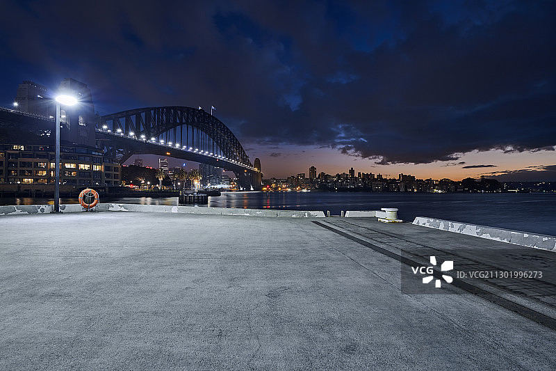 悉尼海港大桥和码头在黎明的光芒中图片素材