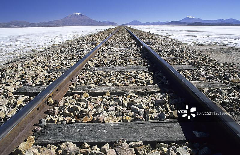 穿过玻利维亚Salar de Chiguana的铁路轨道图片素材