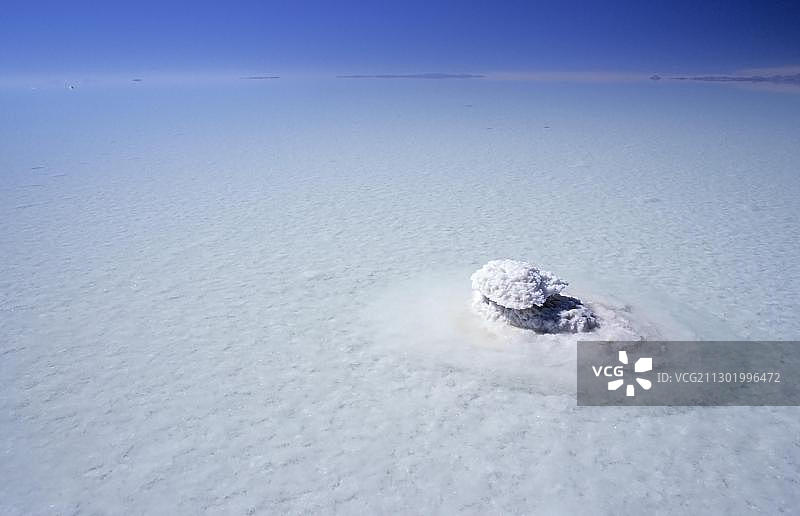 南美洲玻利维亚乌尤尼盐沼的小盐岛图片素材