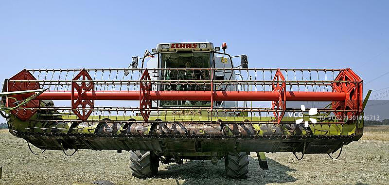 等待作业的联合收割机图片素材