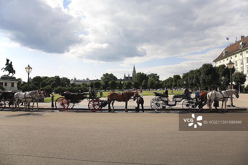维也纳法院城堡前的出租车，背景为奥地利维也纳市政厅图片素材