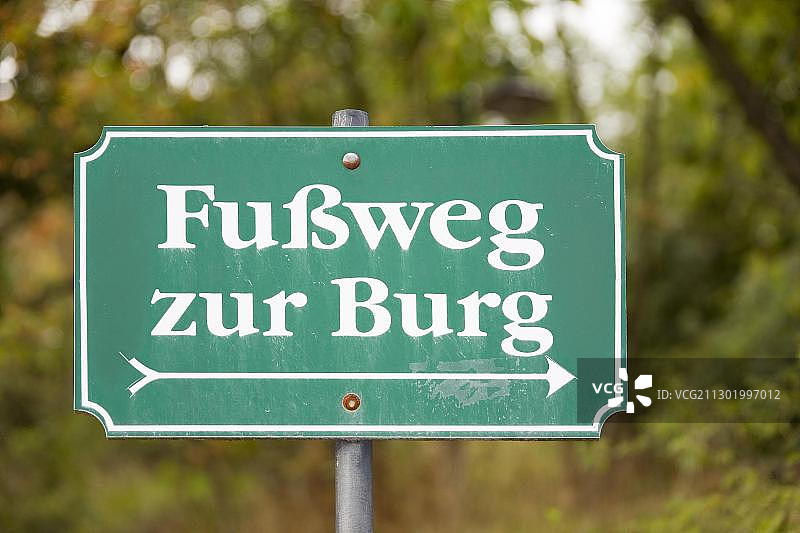 通往德国图林根艾森纳赫瓦特堡城堡的指示牌图片素材