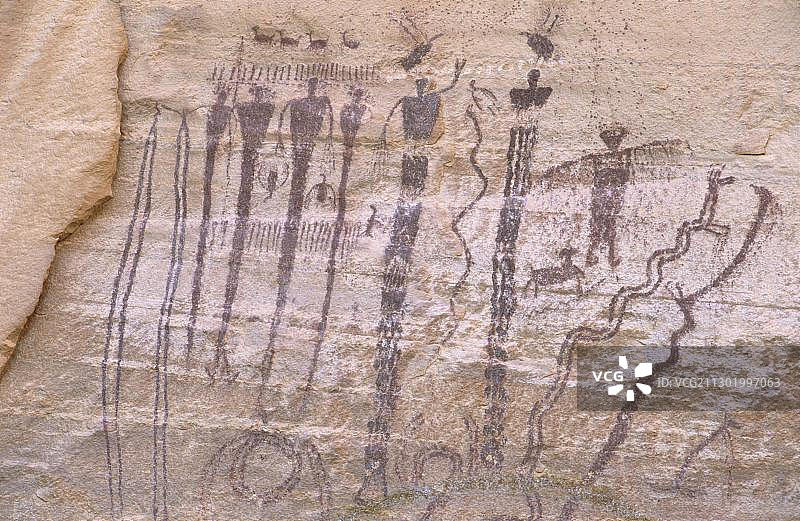 美国犹他州圣拉斐尔峡谷的北美洲原住民岩石艺术图片素材