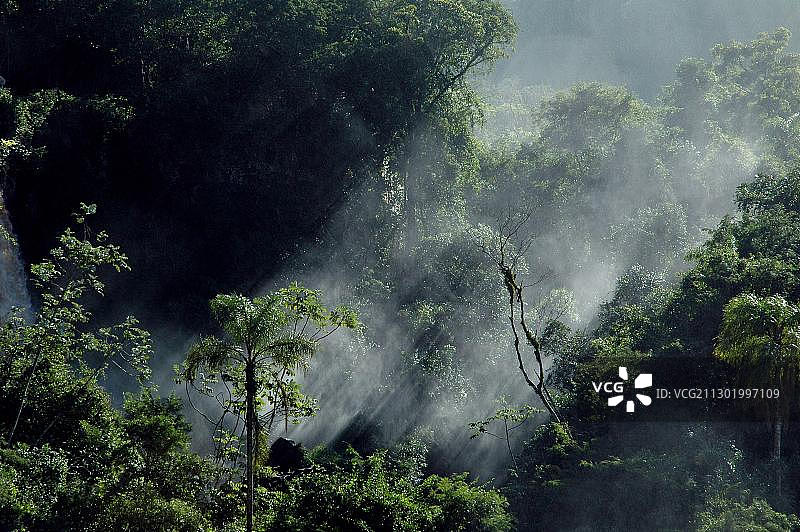 阿根廷和巴西边境的伊瓜苏瀑布图片素材