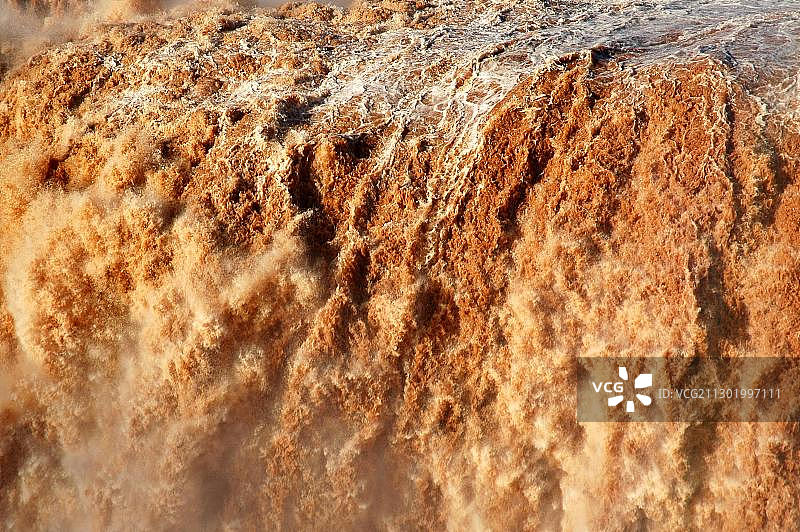 阿根廷和巴西边境的伊瓜苏瀑布：魔鬼喉咙的瀑布特写（雨后水呈红棕色）图片素材