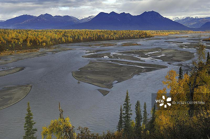 美国阿拉斯加州德纳里州立公园楚利特纳河的秋色图片素材