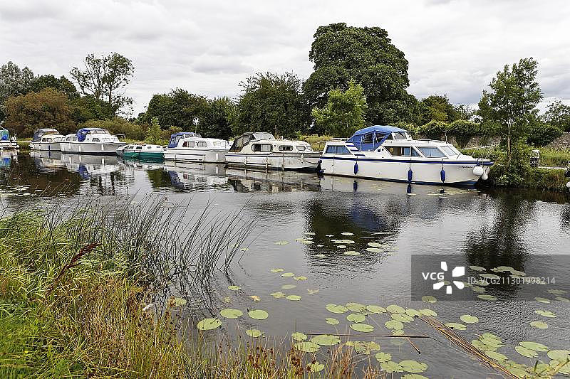 爱尔兰香农河上的船屋图片素材