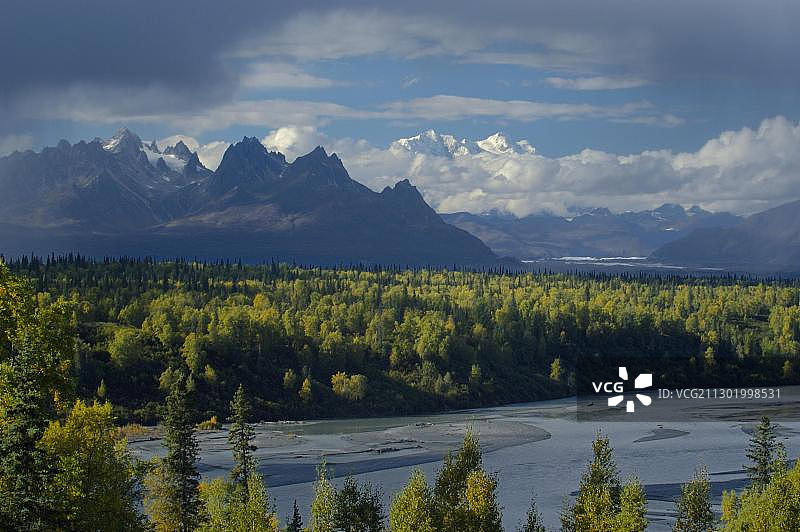 阿拉斯加州德纳里州立公园楚利特纳河的迷人光线图片素材