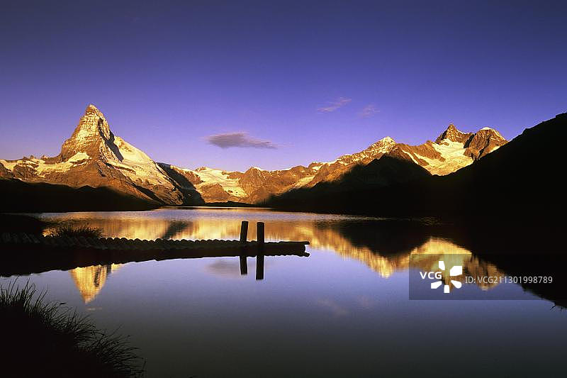 策马特施泰利湖的马特洪峰图片素材