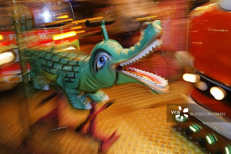 德国旋转木马上的张着大嘴的鳄鱼雕像图片素材