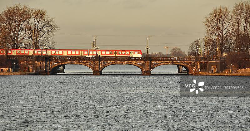 德国汉堡，欧洲，穿过比嫩阿尔斯特的当地交通，郊区火车图片素材