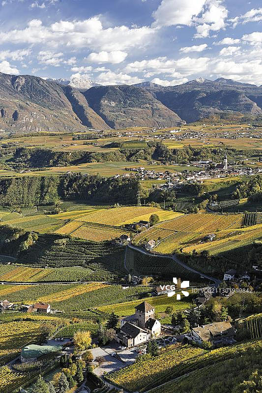 从博伊蒙特城堡遗址塔楼俯瞰科尔布城堡以及意大利博岑附近圣尼古拉斯和卡尔滕村庄图片素材