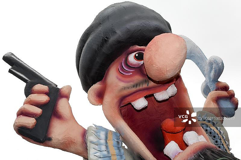 一位毛拉的挑衅形象，以战士的姿态出现，手持军刀和手枪，纸浆制成的漫画，四旬斋前的星期一游行，德国杜塞尔多夫图片素材