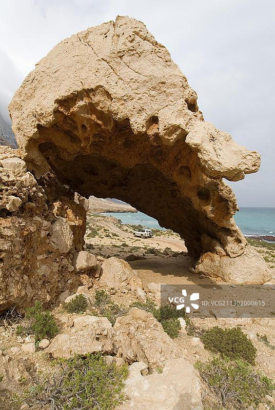 也门索科特拉岛北部海岸的岩层图片素材