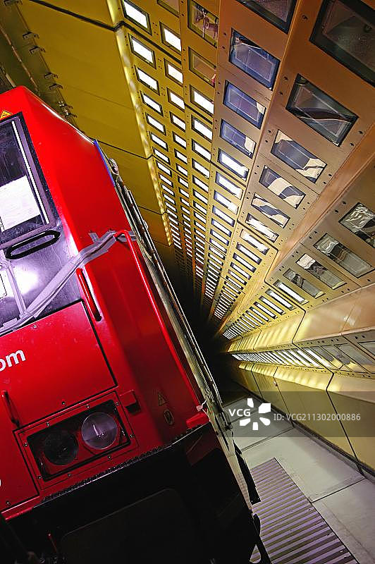 维也纳RTA Rail Tec Arsenal人工气候风洞通道的日光灯旁的列车，奥地利，欧洲图片素材