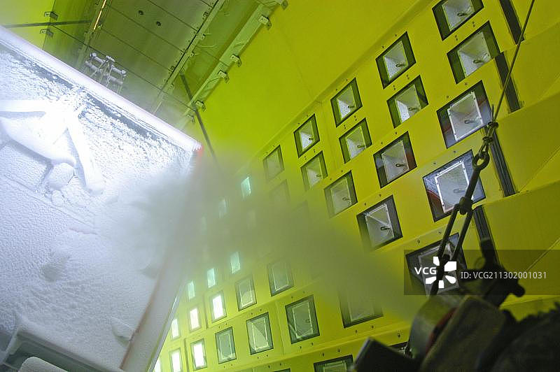 在奥地利维也纳RTA Rail Tec Arsenal人工气候风洞中进行雪地测试的列车图片素材