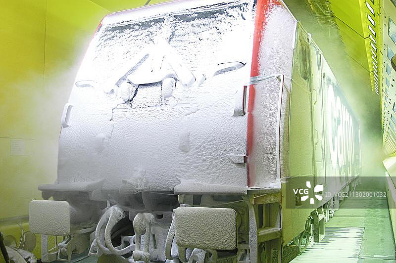 在奥地利维也纳RTA Rail Tec Arsenal人工气候风洞中进行雪地测试的列车图片素材