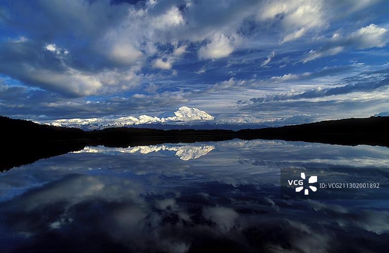 倒影池塘与德纳里山在德纳里国家公园，阿拉斯加，美国，北美图片素材