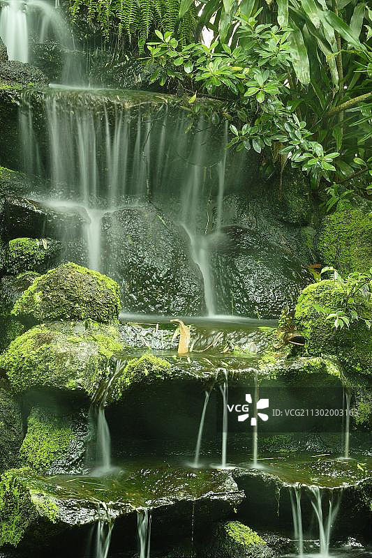 亚洲泰国伊拉旺国家公园内的伊拉旺瀑布图片素材