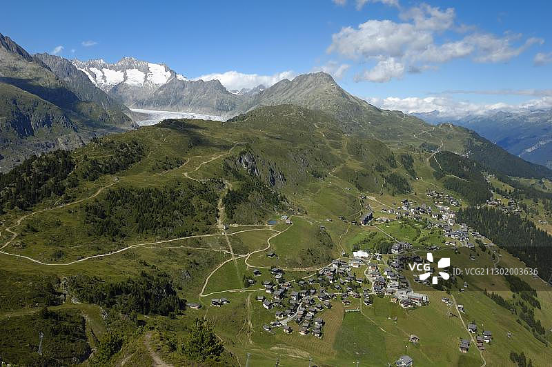 从里德霍恩看到的阿莱奇冰川、阿莱奇森林、里德阿尔普和贝特默阿尔普的景色，瑞士瓦莱州，欧洲图片素材