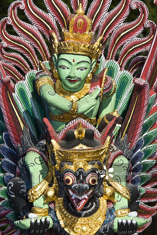 寺庙守卫：爪中握着那伽的金翅鸟，毗湿奴的坐骑，巴厘图片素材