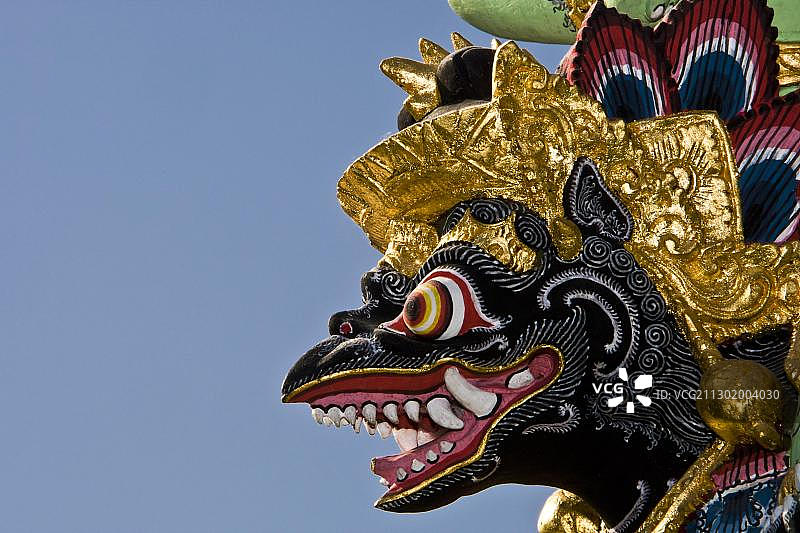 寺庙守卫：爪中握着那伽的金翅鸟，毗湿奴的坐骑，巴厘图片素材