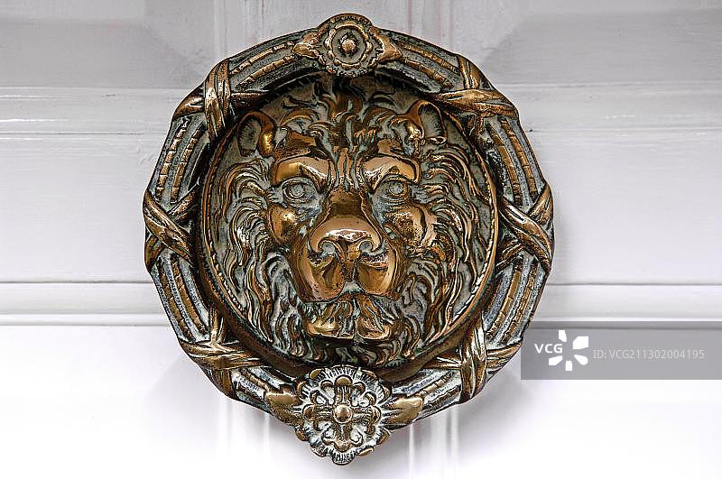 英国肯特郡黑麦狮头门环图片素材