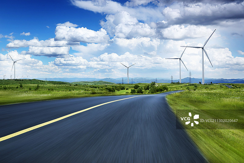 飞驰在草原的柏油公路上图片素材