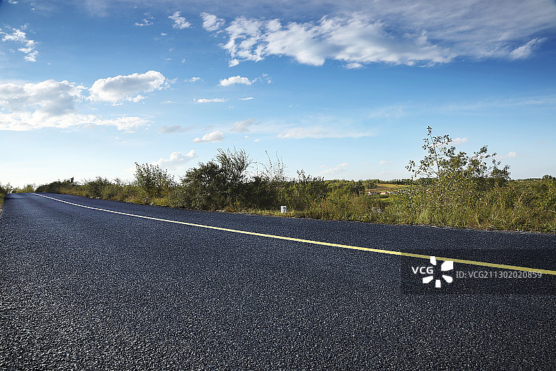 草原美景中一条干净的路图片素材