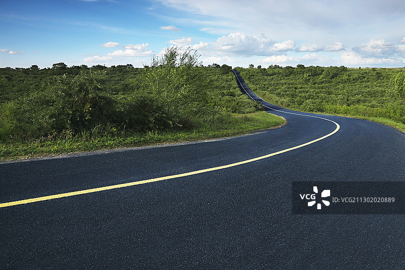 草原美景中一条蜿蜒的路图片素材
