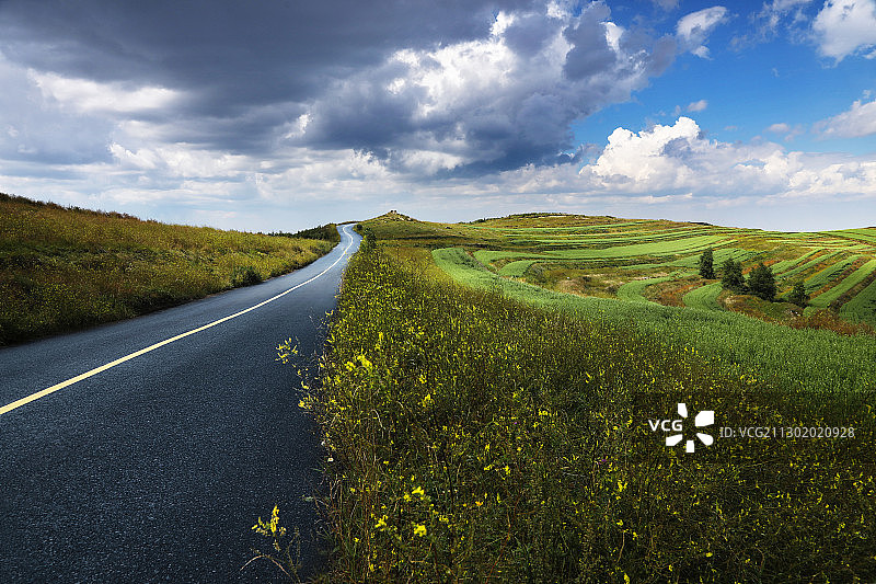 草原天路图片素材