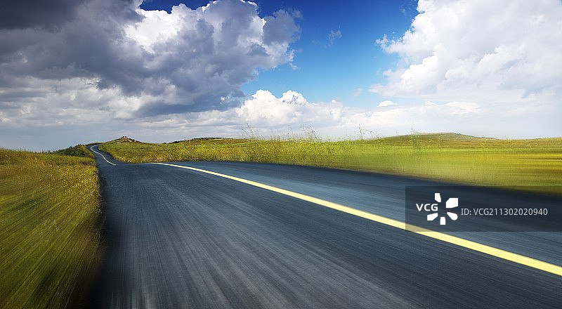飞驰在草原蜿蜒的公路上图片素材