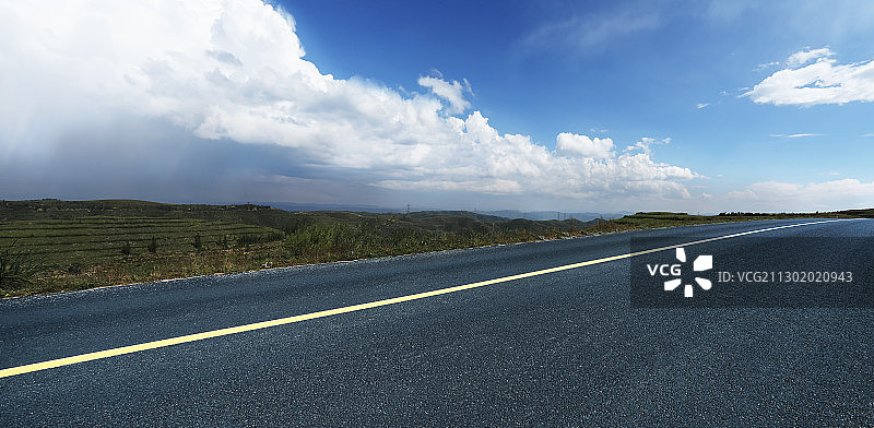 草原美景中一条干净的路图片素材