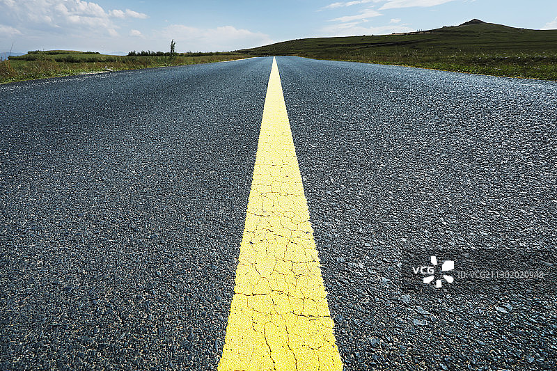 干净笔直的路面上一条黄色直线图片素材