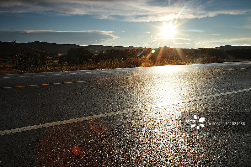 日落时分逆光的柏油公路图片素材