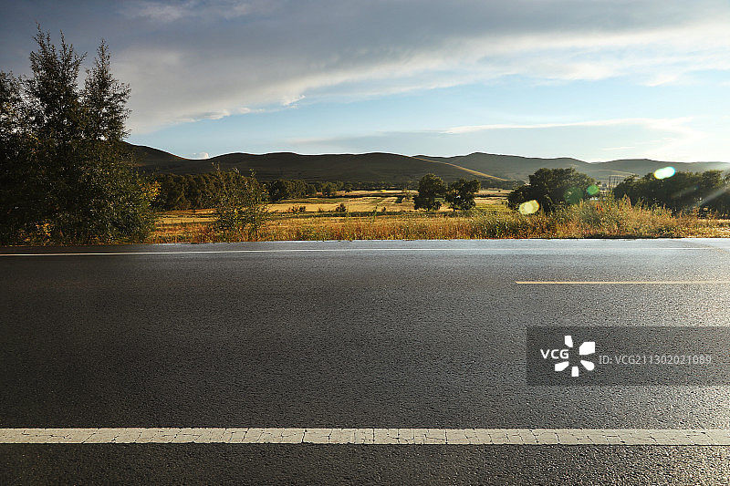 日落时分逆光的柏油公路图片素材