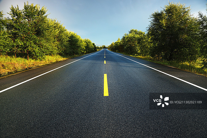 一条笔直干净的柏油公路图片素材
