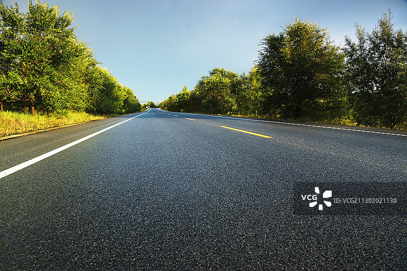 日落时分的柏油公路图片素材