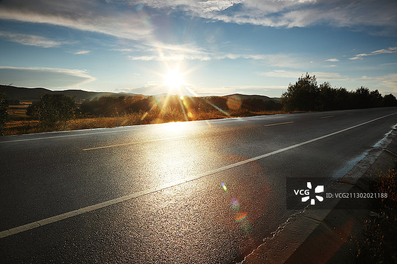 日落时分逆光的柏油公路图片素材