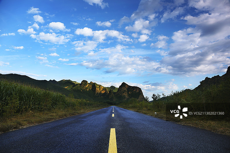 草原美景中的柏油公路图片素材