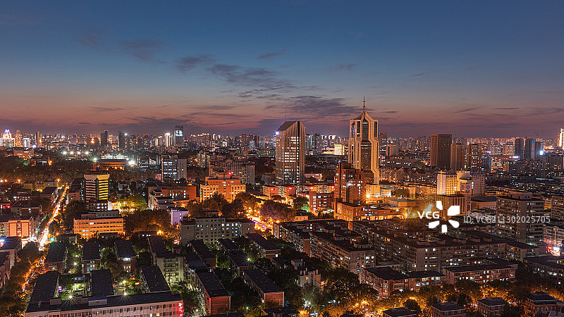 夜幕下的东和平图片素材