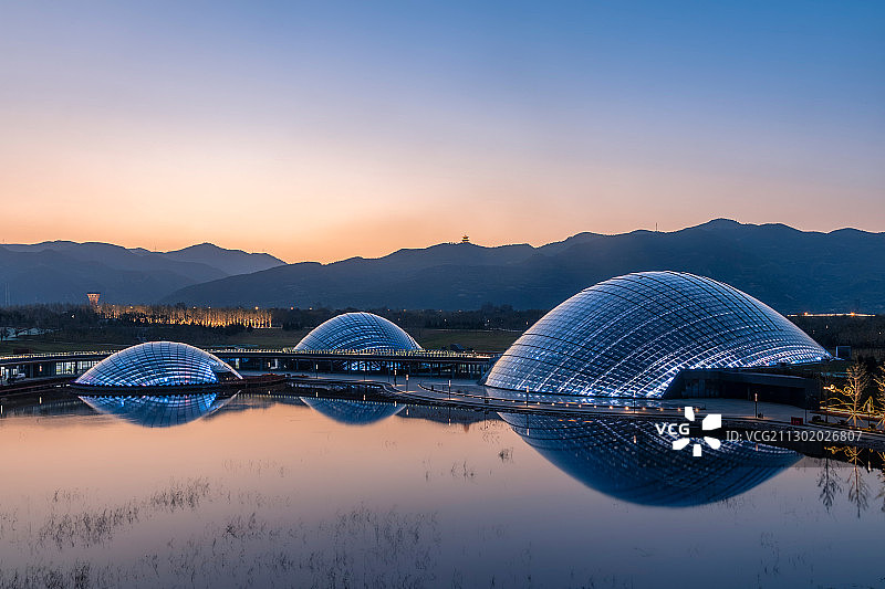 山西省太原市太原植物园大跨度穹顶温室场馆日落黄昏夜景图片素材