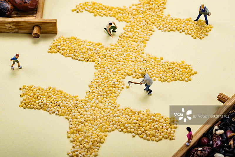 金秋五谷丰收大米摆成丰字劳作的农民图片素材