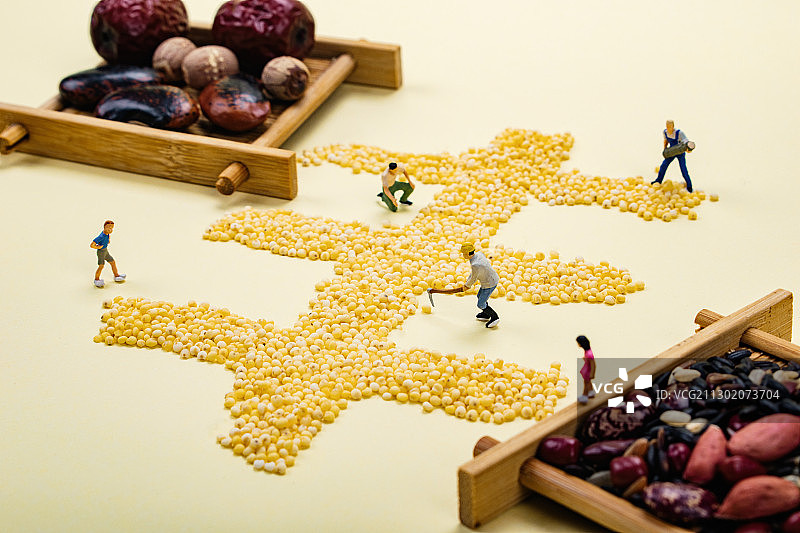 金秋五谷丰收大米摆成丰字劳作的农民图片素材